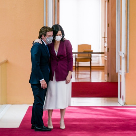 La presidenta de la Comunidad de Madrid, Isabel Díaz Ayuso, y el alcalde de Madrid, José Luis Martínez-Almeida, antes de efectuar la primera reunión institucional tras su toma de posesión, en la Real Casa de Correos. E.P./A. Pérez Meca