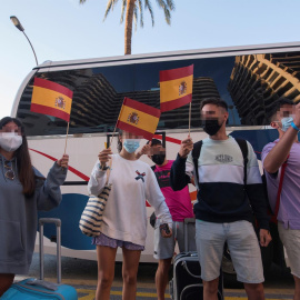  Estudiantes, que se encontraban en cuarentena por el macrobrote de covid-19, abandonan hotel Bellver de Palma de Mallorca en dirección al puerto y al aeropuerto de la capital balear para abandonar la isla, algunos de ellos rumbo a Valencia. EFE/ATIENZA