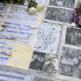  Fotografías y notas escritas en el altar colocado en la acera donde fue golpeado Samuel, el joven asesinado en A Coruña el pasado sábado 3 de julio, a 6 de julio de 2021, en A Coruña.- EUROPA PRESS