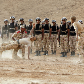  Unidades de fuerzas especiales sauditas adscritas al Ministerio del Interior son vistas entrenando en al-Haytheiyah, 100 kilómetros al norte de Riad, el 9 de junio de 2010.- AFP