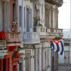  Una bandera cubana ondea en un barrio habanero, hoy lunes 12 de julio del 2021, en La Habana. EFE/Yander Zamora