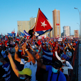  Miles de personas asisten a un acto de apoyo a la revolución, en La Habana (Cuba).- EFE