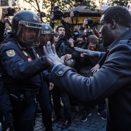  Un agente de policía y un inmigrante discuten durante una manifestación en Lavapiés – Ignacio Marín / Fundación porCausa