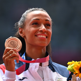 La española Ana Peleteiro en el podio con su medalla de bronce en triple salto durante los Juegos Olímpicos 2020. REUTERS/Dylan Martinez