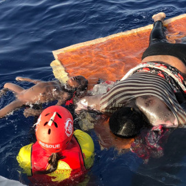  Imagen del rescate de Proactiva Open Arms en el Mediterráneo central, donde han rescatado con vida a una mujer y han hallado dos cadáveres tras una intervención de la Guardia Costera Libia.- OPEN ARMS
