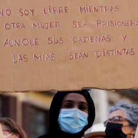 Concentración solidaria con las mujeres y niñas de Afganistán en la plaza de Sant Jaume, en Barcelona. EFE/Quique Garcia
