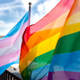Las banderas arcoiris y trans, en el balcón del Ayuntamiento de Zaragoza, el Día del Orgullo de 2018.