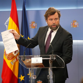 El portavoz de Vox, Iván Espinosa de los Monteros, durante la rueda de prensa ofrecida este miércoles en el Congreso. EFE/Javier Lizón