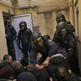 Agentes de Antidisturbios intentan romper una barrera de activistas que pretende frenar un desahucio EFE