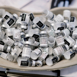 Viales vacíos de la vacuna de Pfizer-BioNTech contra la covid-19, en una bandeja en un centro de vacunación en Niza (Francia). REUTERS/Eric Gaillard