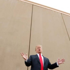  Trump, ante un prototipo del muro que quiere instalar en la frontera con México. | REUTERS