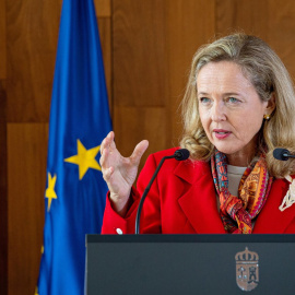  Nadia Calviño en una rueda de prensa que ofreció junto a la presidenta del Gobierno de La Rioja, Concha Andreu, en La Bodega Institucional de La Grajera en Logroño.- EFE / Raquel Manzanares