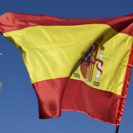  Una bandera española ondea cerca del monumento a Cristóbal Colón en la Plaza de Colón de Madrid durante una manifestación pidiendo la unidad el 28 de octubre de 2017.- AFP