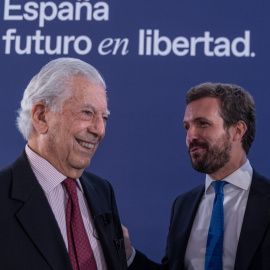  Pablo Casado junto a Mario Vargas Llosa.- María José López / Europa Press