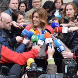 Susana Díaz, presidenta de la Junta de Andalucía, con varios medios de comunicación en 2015. Foto: PSOE de Andalucía.