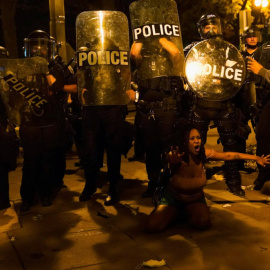  Efectivos antidisturbios observan como un manifestante protesta cerca de la Casa Blanca contra la muerte de George Floyd.- REUTERS / Eric Thaye