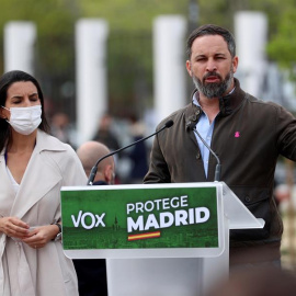 El presidente de Vox, Santiago Abascal, y la candidata a la Comunidad de Madrid, Rocío Monasterio, asisten a un acto de precampaña en Vicálvaro. EFE/ Rodrigo Jiménez