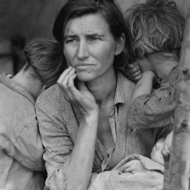 'Madre migrante', foto de Dorothea Lange que muestra a Florence Owens Thompson, cosechadora de 32 años y madre de siete hijos, durante la Gran Depresión en EEUU (1936).