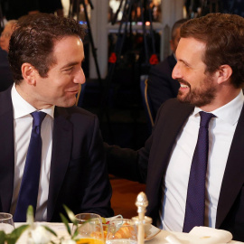  El presidente del Partido Popular, Pablo Casado (d), conversa con el secretario general del partido, Teodoro García Egea, durante su participación en el desayuno informativo del Fórum Europa, organizado por Nueva Economía Fórum, este jueves, en un h