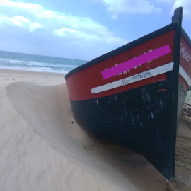 Barca varada en una playa de Bolonia (Cádiz). Foto: Pilar Lucía López.