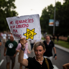  Una asistente lleva un cartel que dice 'No renuncies a la libertad por miedo, no vax', durante una manifestación contra la vacunación contra el COVID-19 en niños, a 14 de agosto de 2021, en Madrid (España).- Alejandro Martínez Vélez / Europa Press