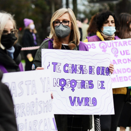  Varias mujeres participan en una concentración feminista convocada por la Comisión 8M en la Plaza del Ayuntamiento, en Santander, Cantabria (España) a 8 de marzo de 2021.- Juan Manuel Serrano Arce / Europa Press