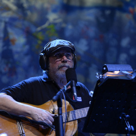  El cantautor cubano Silvio Rodríguez durante una actuación en la inauguración de la Cumbre de los Pueblos que se realizará en paralelo a la VII Cumbre de las Américas, en la Ciudad de Panamá el 9 de abril de 2015.- AFP