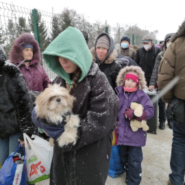  Refugiados ucranianos hacen cola ante el paso fronterizo de Porubne (Ucrania) para entrar en Rumanía.- EFE