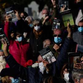  Varias personas con libros en la mano en homenaje a Almudena Grandes, asisten al entierro de la escritora en el Cementerio Civil, a 29 de noviembre de 2021, en Madrid (España).- EUROPA PRESS
