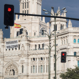 Cartel dando la bienvenida a los refugiados en el Ayuntamiento de Madrid. Foto: Allan Leonard (2017)