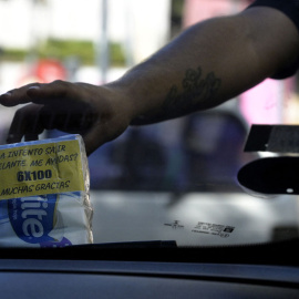  Un hombre vende pañuelos de papel en un semáforo en Buenos Aires el 11 de noviembre de 2021.- AFP