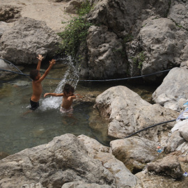 Niños jugando en un lavadero. Foto: Javier Ávila.