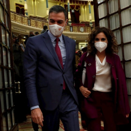 Pedro Sánchez y María Jesús Montero abandonan el hemiciclo tras rechazarse las enmiendas a la totalidad de los Presupuestos. - Mariscal / EFE