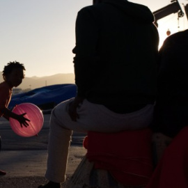 Una niña migrante juega en el puerto de Algeciras, donde pasó varios días recluida junto a cientos de migrantes llegados en patera el pasado julio. JAIRO VARGAS
