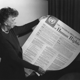  Eleanor Roosevelt con una copia de la Declaración Universal de los Derechos Humanos, Lake Success, New York. Noviembre 1949. De FDR Presidential Library & Museum CC BY 2.0