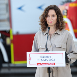 La presidenta de la Comunidad, Isabel Díaz Ayuso, en el Parque de Bomberos de Las Rozas. E.P./Isabel Infantes