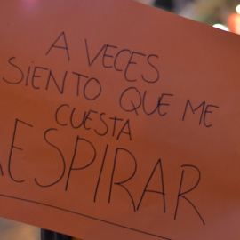  Dunia esconde su rostro tras una cartulina en la que ha escrito cómo se siente. Foto: I. Quirante