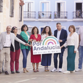 La candidata del grupo, Inmaculada Nieto, posa con el logo durante la presentación de la coalición Por Andalucía, junto a la candidata a la presidencia de la Junta de Andalucía.- Joaquín Corchero / Europa Press