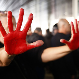 Manifestantes durante una concentración convocada por los sindicatos de los funcionarios de prisiones por la muerte de una cocinera de la cárcel de Mas d'Enric, en Tarragona. EFE/Quique García