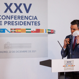  El presidente del Gobierno, Pedro Sánchez, se quita la mascarilla durante la Conferencia de Presidentes extraordinaria celebrada en el Senado, a 22 de diciembre de 2021, en Madrid, (España).- EUROPA PRESS