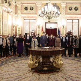 Foto de familia del acto de firma del acuerdo para la renovación del Pacto de Estado contra la Violencia de Género, en el Congreso de los Diputados, el 25 de noviembre de 2021. E.P./Eduardo Parra 