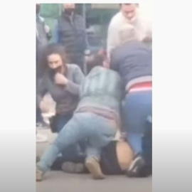  Un grupo de personas retiene a otra que presuntamente había hurtado una caja de gambas en un supermercado.- VIDEO DIFUNDIDO EN REDES SOCIALES