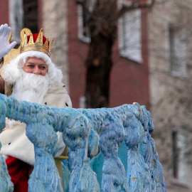  El Rey Melchor saluda en la Cabalgata de Reyes 2022 del distrito de Chamartín, a 3 de enero de 2022, en Madrid (España).- EUROPA PRESS