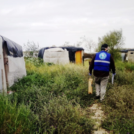 Voluntarios de la Asociación Asnuci junto con otros voluntarios residentes abastecen de agua potable en los asentamientos chabolistas de Lepe. Foto: Asnuci.