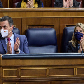  El presidente del Gobierno de España y secretario general del PSOE, Pedro Sánchez, y la vicepresidenta segunda del Gobierno, Yolanda Díaz, en una sesión plenaria, en el Congreso de los Diputados, a 2 de diciembre de 2021, en Madrid (España).- Jesús