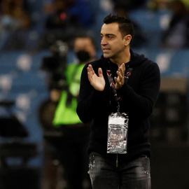  El entrenador del FC Barcelona, Xavi Hernández, durante el encuentro correspondiente a la semifinal de la Supercopa de España que han disputado hoy miércoles frente al Real Madrid en el estadio Ray Fahd de Riad. EFE/Julio Muñoz