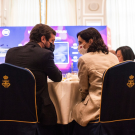  La presidenta en funciones de la Comunidad de Madrid, Isabel Díaz Ayuso y el presidente del Partido Popular, Pablo Casado, charlan durante un desayuno informativo organizado por Nueva Economía Fórum, a 15 de junio de 2021, en Madrid (España).- Alejan