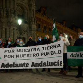  Pancarta de apoyo de Adelante Andalucía durante la concentración de diversos sindicatos y colectivos en apoyo a la huelga del metal de Cádiz, a 22 de noviembre de 2021 en Palacio de San Telmo en Sevilla (Andalucía, España).- Joaquín Corchero / Euro