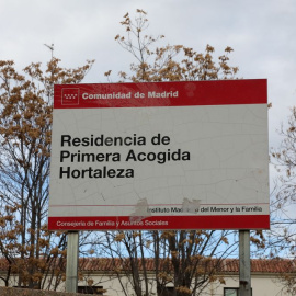  Cartel en la entrada del Centro de Menores de Hortaleza, en el que se lee 'Residencia de Primera Acogida Hortaleza'. (Archivo) Jesús Hellín / Europa Press