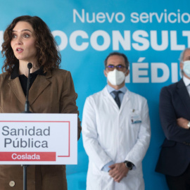  La presidenta de la Comunidad de Madrid, Isabel Díaz Ayuso, comparece en la presentación del funcionamiento de la nueva videoconsulta médica, en el Hospital Universitario de Henares, a 18 de enero de 2022, en Coslada, Madrid, (España).- Alberto Orteg